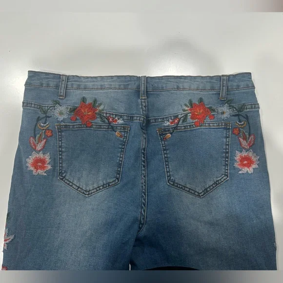 VENUS Blue Jeans with Red Floral Embroidery - Picture 6 of 7